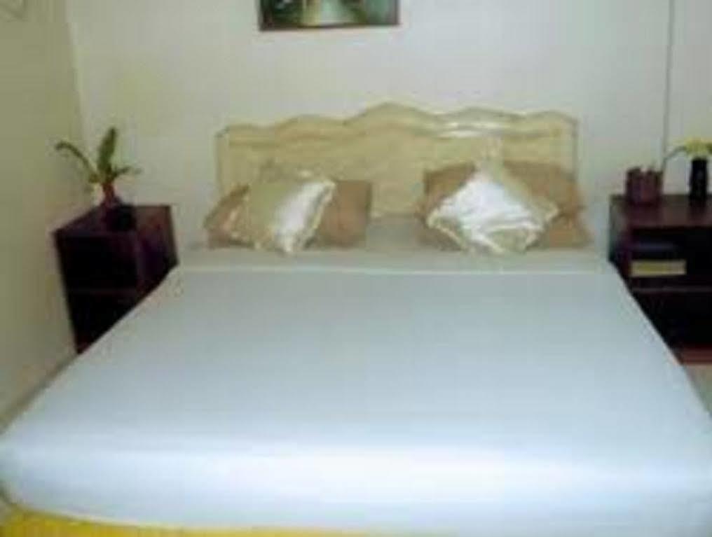 Triple H Hotel Yangon Esterno foto